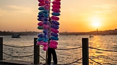 Pamuk şeker satıcısı, Üsküdar sahili, İstanbul, 6 Eylül 2024.