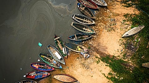 Des bateaux de pêche sont assis sur la rive du fleuve Paraguay à Mariano Roque Alonso, Paraguay, lundi 9 septembre 2024. 
