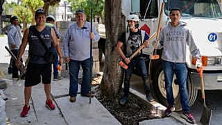 Arturo Hernández, segundo por la derecha, posa junto a miembros del 'Ejército de los Árboles', en Ciudad de México, el 26 de agosto de 2024.