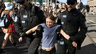 Greta Thunberg svéd klímaaktivistát rendőrök hurcolják el egy finnországi tüntetésről