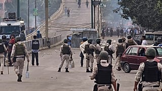 الشرطة تطلق قنابل الغاز المسيل للدموع لتفريق الطلاب المحتجين على موجة جديدة من العنف العرقي في إمفال، في ولاية مانيبور شمال شرق الهند، الثلاثاء 10 سبتمبر/أيلول 2024