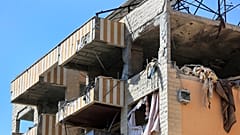 الأضرار التي لحقت بمبنى سكني دمرته الغارات الجوية الإسرائيلية تظهر في بلدة النبطية بجنوب لبنان، الثلاثاء، 10 سبتمبر، 2024.