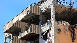 الأضرار التي لحقت بمبنى سكني دمرته الغارات الجوية الإسرائيلية تظهر في بلدة النبطية بجنوب لبنان، الثلاثاء، 10 سبتمبر، 2024.