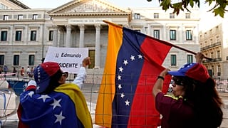 Edmundo Gonzalez'in destekçileri 10 Eylül 2024 Salı günü İspanya'nın Madrid kentinde düzenlenen bir protestoya katıldı.