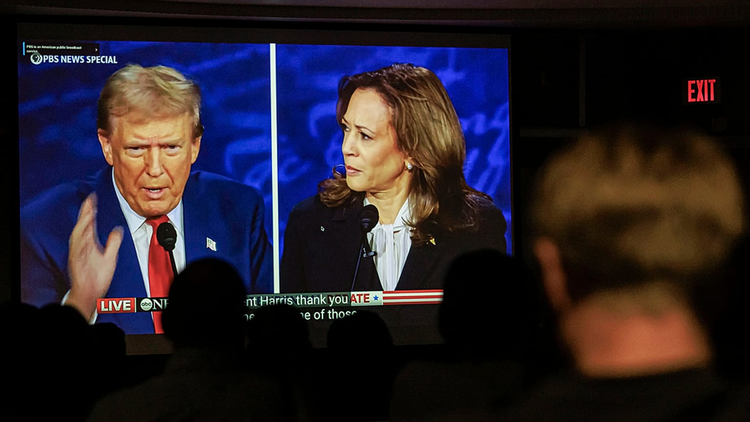 Os alunos do Dr. Christopher Terry assistem ao debate entre o candidato presidencial republicano e democrata no Murphy Hall da Universidade do Minnesota, na terça-feira, 10 de