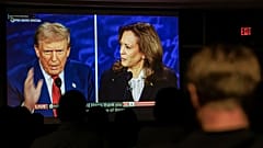 Os alunos do Dr. Christopher Terry assistem ao debate entre o candidato presidencial republicano e democrata no Murphy Hall da Universidade do Minnesota, na terça-feira, 10 de