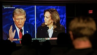 Os alunos do Dr. Christopher Terry assistem ao debate entre o candidato presidencial republicano e democrata no Murphy Hall da Universidade do Minnesota, na terça-feira, 10 de