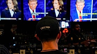 Ein Mann schaut die Präsidentschaftsdebatte zwischen Donald Trump und Kamala Harris im Jonathan's Grille in Nashville, Tennessee, am Dienstag, 10. September 2024.
