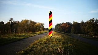 Almanya'nın Lebus kenti yakınlarındaki Oder nehrinde Polonya ile Almanya sınırını işaretleyen Alman ulusal renklerinde bir sınır direği, 28 Ekim 2021. 