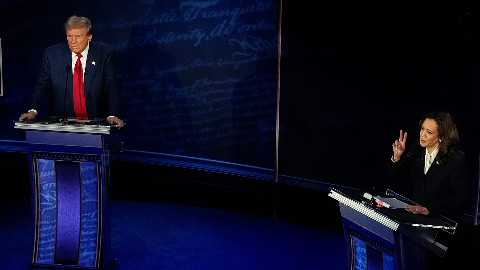 Donald Trump et Kamala Harris participent au débat présidentiel américain à Philadelphie, le 10 septembre 2024.