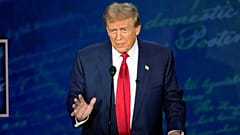 Donald Trump fala durante um debate presidencial com a vice-presidente Kamala Harris no National Constitution Center, a 10 de setembro de 2024, em Filadélfia.