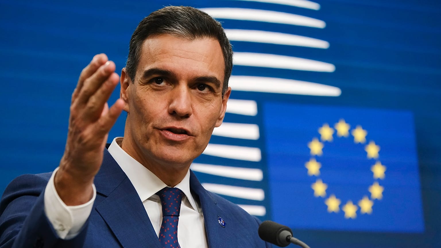 Pedro Sánchez apelou à Comissão Europeia para que "reconsidere" as tarifas aplicadas aos automóveis eléctricos fabricados na China.