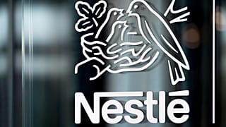 Το λογότυπο της Nestle εμφανίζεται σε ένα παράθυρο, κατά τη διάρκεια της συνέντευξης Τύπου για τα αποτελέσματα του 2018 του γίγαντα τροφίμων και ποτών Nestle, στο Vevey, Πέμπτη 14 Φεβρουαρίου 2019. 