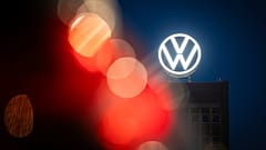 Wolfsburg'daki ana üretim tesisinin tepesinde Volkswagen'in logosu görülüyor, 4 Eylül 2024