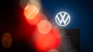 Wolfsburg'daki ana üretim tesisinin tepesinde Volkswagen'in logosu görülüyor, 4 Eylül 2024