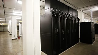Μια αίθουσα διακομιστών σε ένα νέο κέντρο δεδομένων, το Intergate.Manhattan, παρουσιάζεται στη Νέα Υόρκη, Τετάρτη 20 Μαρτίου 2013. 