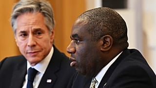 ABD Dışişleri Bakanı Antony Blinken, solda, İngiltere Dışişleri Bakanı David Lammy, sağda, Ukrayna'nın başkenti Kiev'de düzenlenen Dördüncü Kırım Platformu Liderler Zirvesi sırasında konuşurken dinliyor.
