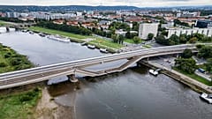 Almanya'nın Dresden kentinde Elbe Nehri üzerindeki Carola Köprüsü'nün bazı bölümleri çöktü.