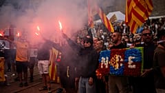 Protestocular, "Diada" olarak adlandırılan Katalan Ulusal Günü sırasında Katalonya'nın İspanya'dan bağımsızlığını talep eden sloganlar atarken bağımsızlık bayrakları ve işaret fişekleri taşıyor.