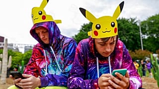 Pokémon GO-val játszó fiatalok Chicagóban
