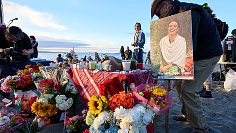Une photo est placée parmi des fleurs en mémoire de la mort d'Aysenur Ezgi Eygi, 26 ans, lors d'une veillée sur la plage d'Alki, tué en Cisjordanie occupée.