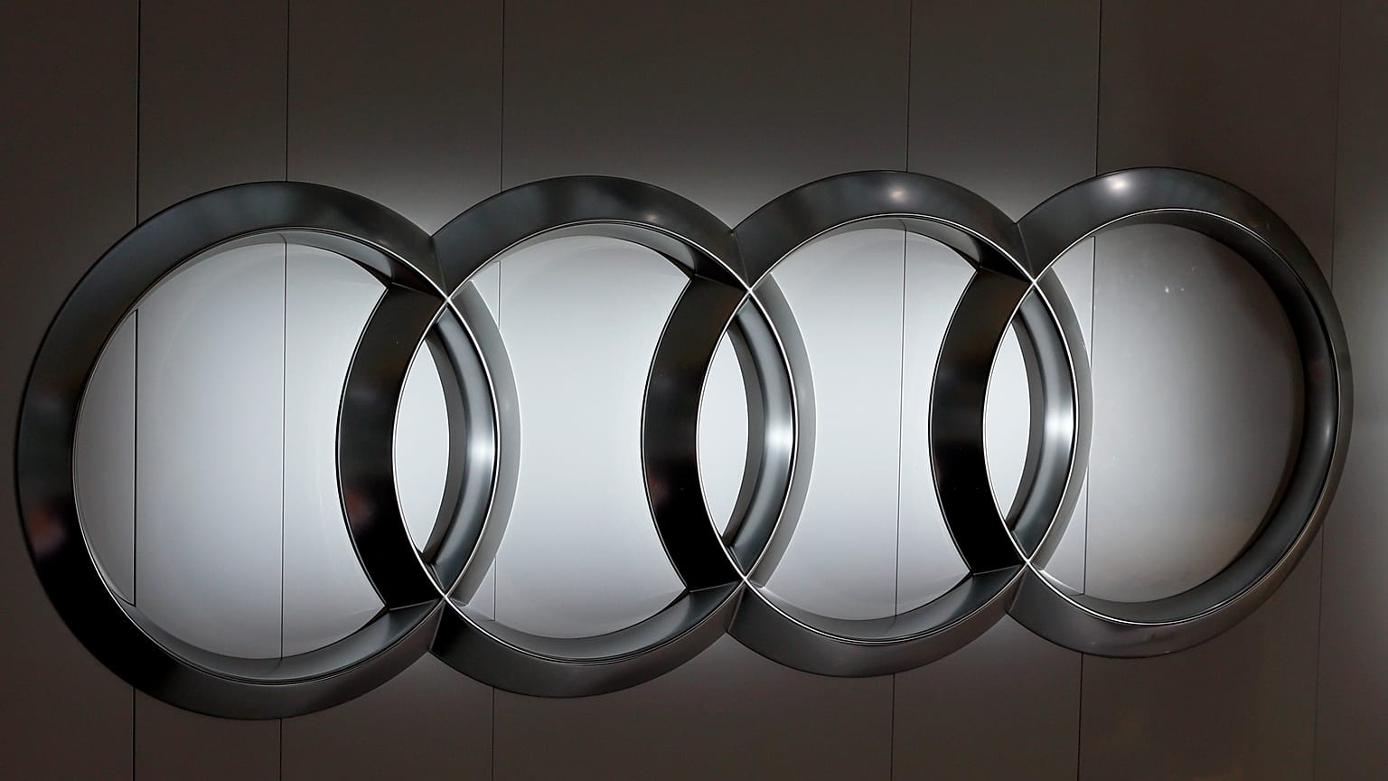 Otomobil üreticisi Audi'nin logosu Ingolstadt kentinde düzenlenen yıllık basın toplantısı sırasında fotoğraflandı, 3 Mart 2016