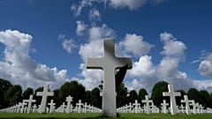 Hollanda'nın güneyindeki Margraten'de bulunan Hollanda Amerikan Mezarlığı'ndaki haçlar ve Davut Yıldızı mezar taşları, 11 Eylül 2024, Çarşamba. 