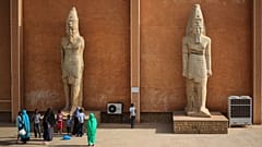عائلات سودانية تقف بجانب تمثال الملك ناتاكماني في المتحف الوطني في الخرطوم، السودان، الجمعة، 10 أبريل/نيسان 2015. (أسوشيتد برس/مصعب الشامي)
