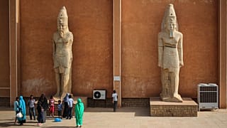 عائلات سودانية تقف بجانب تمثال الملك ناتاكماني في المتحف الوطني في الخرطوم، السودان، الجمعة، 10 أبريل/نيسان 2015. (أسوشيتد برس/مصعب الشامي)