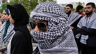 متظاهرون يرتدون كوفيات خلال تجمع في باريس لدعم الشعب الفلسطيني في غزة