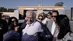 جوزپ بورل در گذرگاه رفح در مرز نوار غزه و مصر