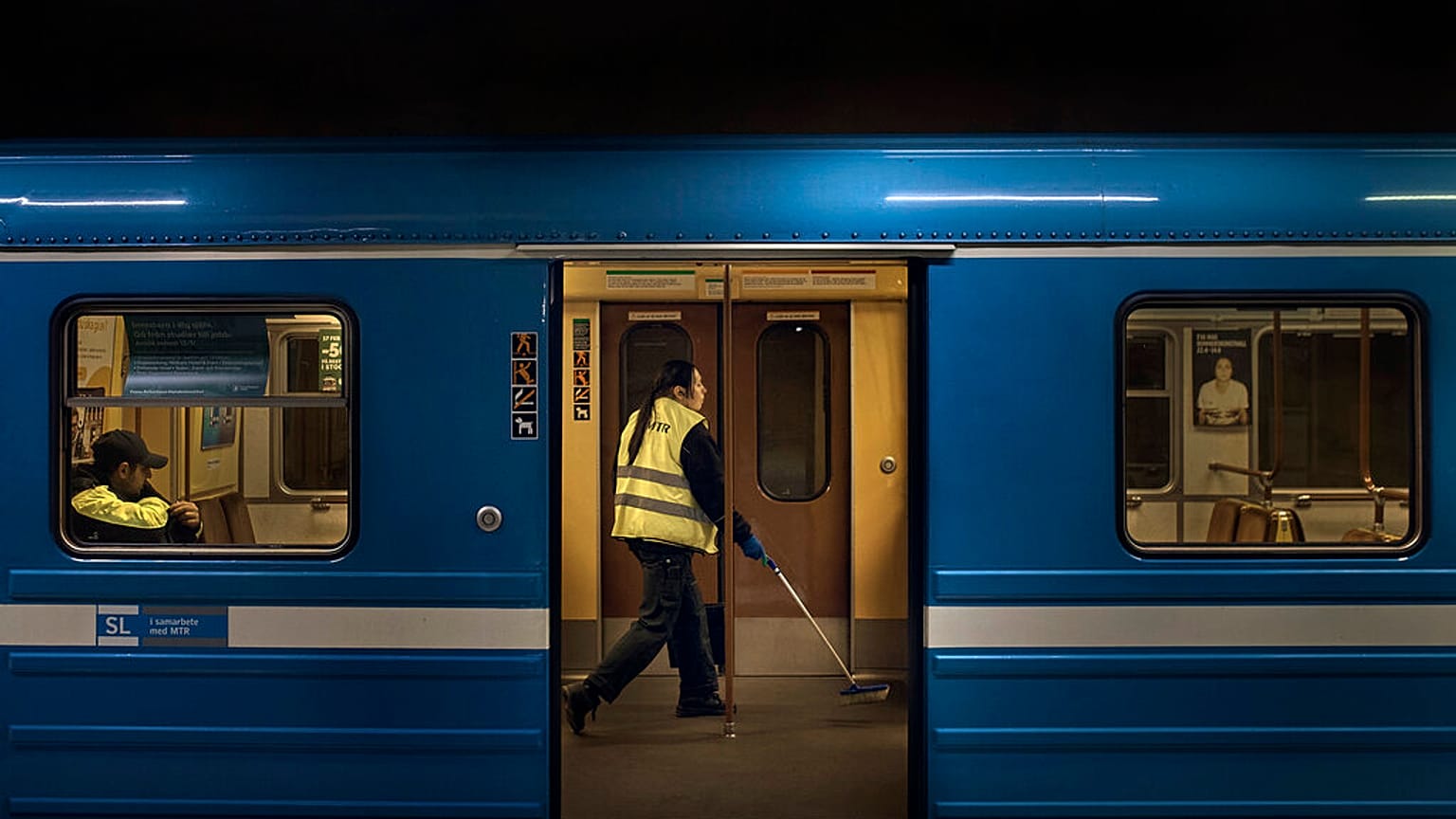 Bir işçi, İsveç'teki Rinkeby-Kista bölgesinde, Akalla'da bulunan metro trenini kalkış öncesi temizliyor, 28 Nisan 2020