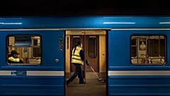 Bir işçi, İsveç'teki Rinkeby-Kista bölgesinde, Akalla'da bulunan metro trenini kalkış öncesi temizliyor, 28 Nisan 2020