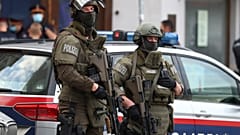 Polizeibeamte bewachen den Tatort eines Anschlags in Wien, 3. November 2020