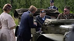 Der Kriegsveteran Kenneth Thayer wird vom niederländischen König Willem-Alexander und Königin Maxima anlässlich des 80. Jahrestages der Befreiung der Niederlande begrüßt, 12. September 2024
