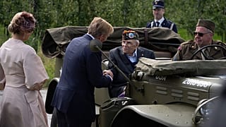El rey neerlandés, Guillermo Alejandro, y la reina, Máxima, saludan al veterano de la II Guerra Mundial, Kenneth Thayer, en el 80 aniversario de la liberación de Países Bajos.