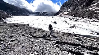 A Lombardiai Glaciológiai Szolgálat tagja, Andrea Toffaletti a Dosdé gleccsernél