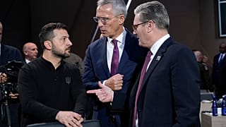 Volodomir Zelenszkij ukrán elnök, Jens Stoltenberg NATO-főtitkár és Keir Starmer brit miniszterelnök a júniusi NATO-csúcson Washingtonban