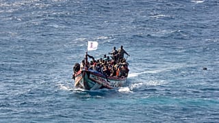 مهاجرون يحتشدون على متن قارب خشبي أثناء إبحارهم إلى ميناء لا ريستينغا في جزيرة إل هييرو في الكناري بإسبانيا، في 18 أغسطس 2024