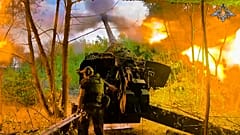 Auf diesem Foto vom 13. September 2024 feuert ein russischer Soldat eine Msta-B Haubitze auf eine ukrainische Stellung in der Region Kursk.