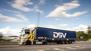 Danimarka'nın Hedehusene kentindeki nakliye şirketi DSV'nin lojistik merkezinin önünde bir TIR ilerliyor, 12 Eylül 2024