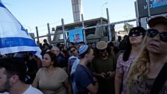 متظاهرون يتجمعون دعما للجنود الذين يتم استجوابهم بتهمة إساءة معاملة المعتقلين، خارج قاعدة سدي تيمان العسكرية، الاثنين، 29 يوليو 2024. قال الجيش الإسرائيلي يوم الاثنين إنه يحتج
