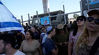 متظاهرون يتجمعون دعما للجنود الذين يتم استجوابهم بتهمة إساءة معاملة المعتقلين، خارج قاعدة سدي تيمان العسكرية، الاثنين، 29 يوليو 2024. قال الجيش الإسرائيلي يوم الاثنين إنه يحتج