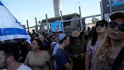 متظاهرون يتجمعون دعما للجنود الذين يتم استجوابهم بتهمة إساءة معاملة المعتقلين، خارج قاعدة سدي تيمان العسكرية، الاثنين، 29 يوليو 2024. قال الجيش الإسرائيلي يوم الاثنين إنه يحتج