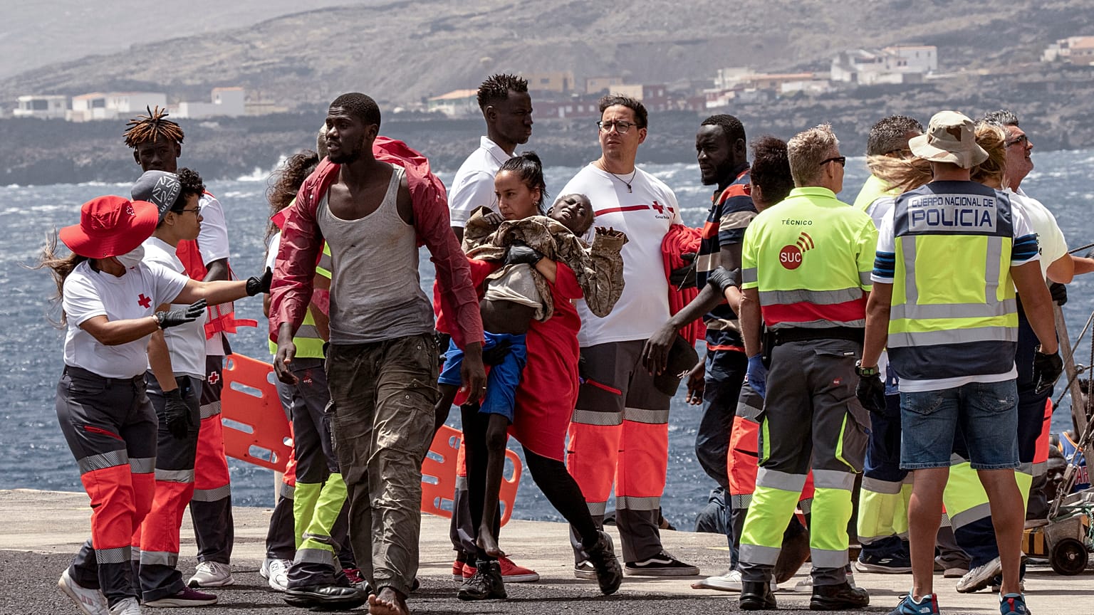 مهاجرون ينزلون في ميناء ”لا إستاكا“ في فالفيردي في جزيرة إل هييرو الكنارية بإسبانيا، الاثنين، 26 أغسطس 2024