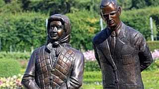 La estatua de la difunta reina británica suscita burlas e ira en Internet