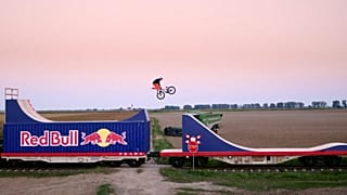Dawid Goziek effectuant la première course sur un train en marche.