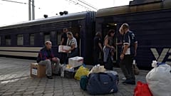 Эвакуированные садятся на поезд 