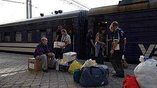 Эвакуированные садятся на поезд