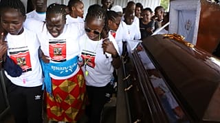 Familiares intentan consolar a una mujer que llora tras ver el cuerpo de la atleta olímpica ugandesa Rebecca Cheptegei